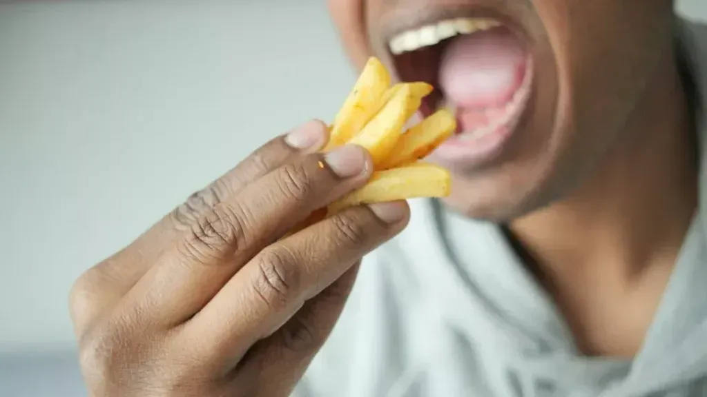 Batata palito assada de forma saudável na fritadeira sem óleo como alternativa