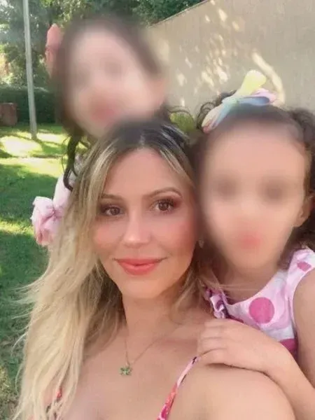 Raquel Cantarelli com suas filhas no Brasil em momento familiar
