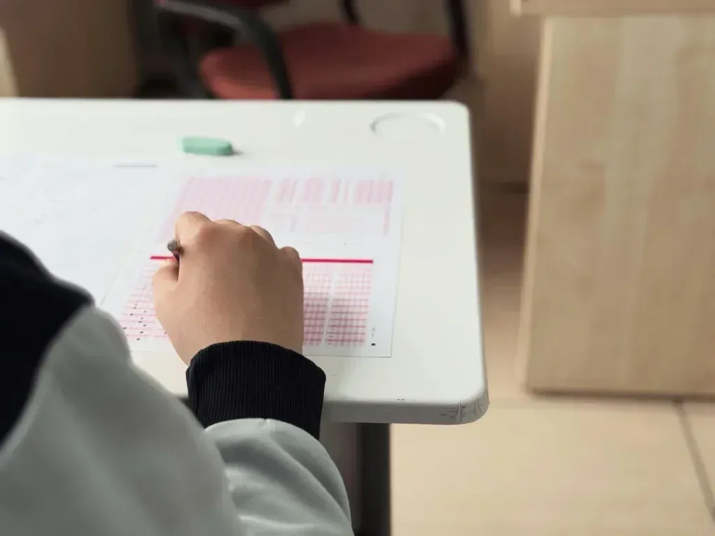 Interface de prompts de inteligência artificial otimizada para estudo ativo de concursos